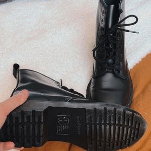 DR MARTENS BRAND NEW NEVER WORN !!! Was just to big for me:)